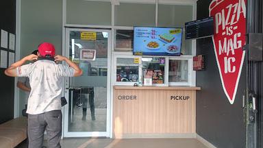 https://horego-prod-outlets-photos.s3.ap-southeast-3.amazonaws.com/horego.com/bojongsari/restaurant/pizza-hut-delivery-phd-indonesia/ambience/thumbnail/AF1QipP506ioBVYMoSy0Wewh6Dac1FTEaMDAEsYqxmKt.jpg