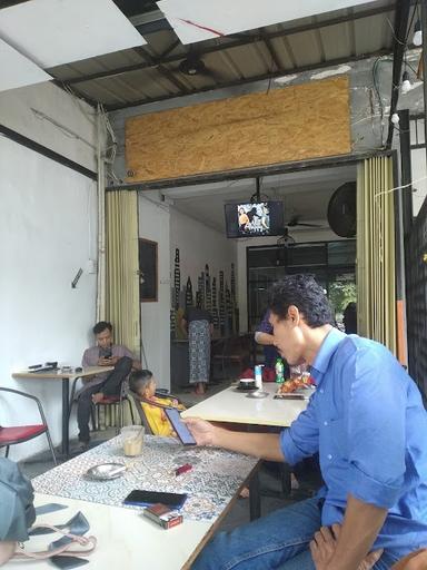 https://horego-prod-outlets-photos.s3.ap-southeast-3.amazonaws.com/horego.com/bojongsari/restaurant/pondok-ayam-bakar-muda-mudi-kondang-2/review/thumbnail/af1qipohoyzw1yf8ciqq2dg1t4bciwlybqg-8i0vf9hr.jpg