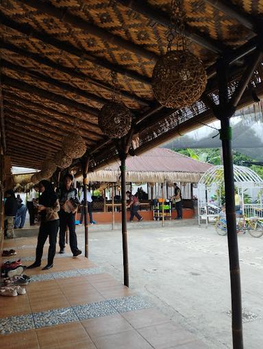 https://horego-prod-outlets-photos.s3.ap-southeast-3.amazonaws.com/horego.com/bojongsari/restaurant/saung-gandasari/review/thumbnail/af1qipnj-ynvohvlwuhtbjh5w2-qy-dhfiq-ivdfyisu.jpg