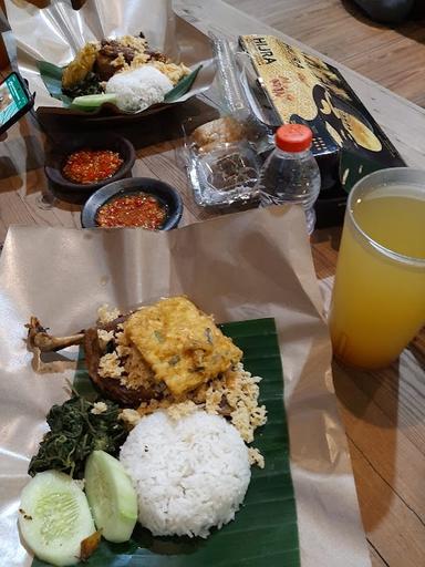 https://horego-prod-outlets-photos.s3.ap-southeast-3.amazonaws.com/horego.com/bojongsari/restaurant/warung-bebek-goreng-h-slamet-asli-/review/thumbnail/af1qipmpibgid0choyemvowxk95wpgvp07w1t77j0zrt.jpg