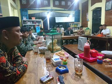 https://horego-prod-outlets-photos.s3.ap-southeast-3.amazonaws.com/horego.com/boyolali/restaurant/bakso-malang-pak-slamet-1/review/thumbnail/af1qipoddphdpmt4cmedx8_-r_v1re0rbml_o_woiszc.jpg