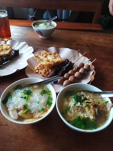 https://horego-prod-outlets-photos.s3.ap-southeast-3.amazonaws.com/horego.com/boyolali/restaurant/soto-segeer-hj-fatimah-garuda/review/thumbnail/af1qippkjs6umpavzdqbciqxrvtoolwlqsuqaz5vsfmj.jpg