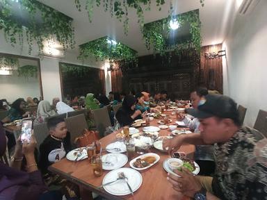 https://horego-prod-outlets-photos.s3.ap-southeast-3.amazonaws.com/horego.com/candisari/restaurant/selasih-indonesian-restaurant/review/thumbnail/af1qipnkletcrd9dijhiyt-ewiwq3ivafbvmguzlwclh.jpg