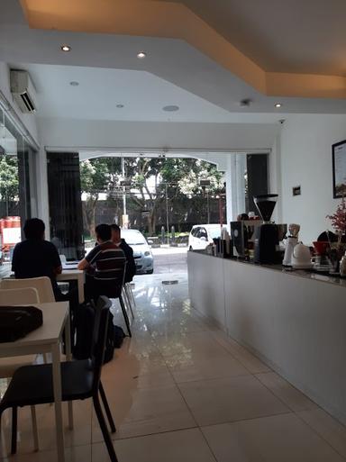 https://horego-prod-outlets-photos.s3.ap-southeast-3.amazonaws.com/horego.com/cicalengka/cafe/hijs-coffee-eatery/review/thumbnail/af1qipmatyp3pucn6yy2oike-bxvgm1yrulmbwg4e76f.jpg