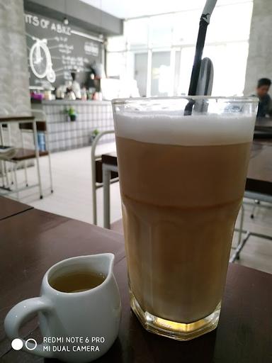 https://horego-prod-outlets-photos.s3.ap-southeast-3.amazonaws.com/horego.com/cicalengka/coffee-shop/oldbike-coffee-eatery/review/thumbnail/af1qipnit4l58p5re5d4x8hyr31964becwdspcdoql16.jpg