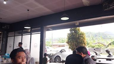 https://horego-prod-outlets-photos.s3.ap-southeast-3.amazonaws.com/horego.com/cicalengka/restaurant/bakso-malang-nagreg/review/thumbnail/af1qipn5azvjz6wnszdru0vup_dd3gavvwcpauurd6tq.jpg