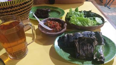 https://horego-prod-outlets-photos.s3.ap-southeast-3.amazonaws.com/horego.com/cicalengka/restaurant/warung-nasi-pawon-sunda/review/thumbnail/af1qipmskugmx9hn4hmqs2zqjdwczl7ql4u2izuhltl4.jpg