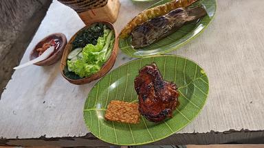 https://horego-prod-outlets-photos.s3.ap-southeast-3.amazonaws.com/horego.com/cicalengka/restaurant/warung-nasi-pawon-sunda/review/thumbnail/af1qipnv32ubrw6otzswyhboaxu2lxbhwcklxscyiltj.jpg