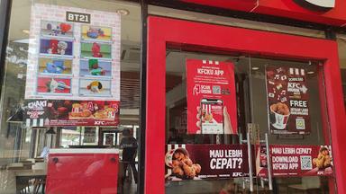 https://horego-prod-outlets-photos.s3.ap-southeast-3.amazonaws.com/horego.com/cikarang-utara/restaurant/kfc-hollywood-junction/ambience/thumbnail/AF1QipPjhvcdTvdWagOGjHSA1lWUzmfxnILnwlMBT7Wr.jpg