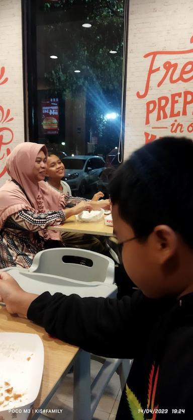 https://horego-prod-outlets-photos.s3.ap-southeast-3.amazonaws.com/horego.com/cikarang-utara/restaurant/kfc-hollywood-junction/review/thumbnail/AF1QipMotJ6PCfJvHsCIsnPS7yk9vuaaM6omtiydFaN9.jpg