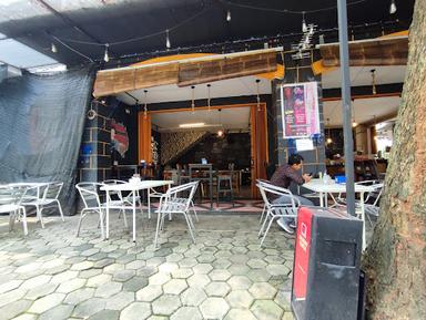 https://horego-prod-outlets-photos.s3.ap-southeast-3.amazonaws.com/horego.com/cikupa/coffee-shop/kong-djie-coffee-citra-raya/review/thumbnail/af1qipobho0rpy7unkfmcisi3g87c6nha6gffdhjmiby.jpg