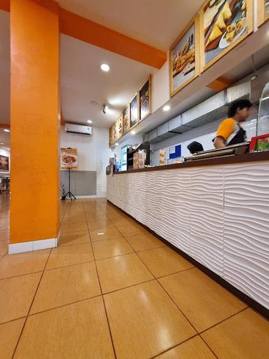 https://horego-prod-outlets-photos.s3.ap-southeast-3.amazonaws.com/horego.com/cilandak/restaurant/emado-s-shawarma/review/thumbnail/AF1QipPG40WOfn7LBdFQNxKxEaF0PBqEfce3cTj-pcIu.jpg