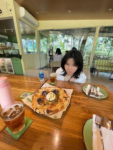 https://horego-prod-outlets-photos.s3.ap-southeast-3.amazonaws.com/horego.com/cilandak/restaurant/solo-pizza-fatmawati/review/thumbnail/af1qipneetcxtfupgaptzb3a8vywftebyvcc9tlob2qt.jpg