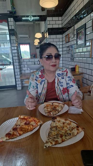 https://horego-prod-outlets-photos.s3.ap-southeast-3.amazonaws.com/horego.com/cipayung/restaurant/pizza-place-the-amboja/review/thumbnail/af1qipooeqtcqkz2prlvmnn3y52mw1ds9qw2ap9i4ldi.jpg