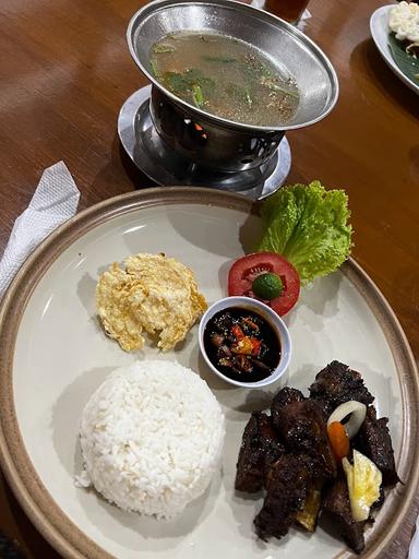 https://horego-prod-outlets-photos.s3.ap-southeast-3.amazonaws.com/horego.com/cipayung/restaurant/resto-nn-tempo-doeloe-tempo-doeloe-nn/review/thumbnail/af1qipon7dtrtppkjutep7xliooyxt865lyay3jakrk4.jpg