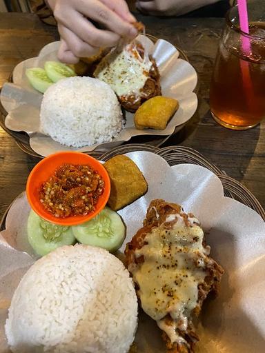 https://horego-prod-outlets-photos.s3.ap-southeast-3.amazonaws.com/horego.com/ciputat-timur/restaurant/warung-ayam-geprek-bang-edi/review/thumbnail/af1qipnk4zihosphteomhbvl79a1iie7bulkyr5poqtm.jpg