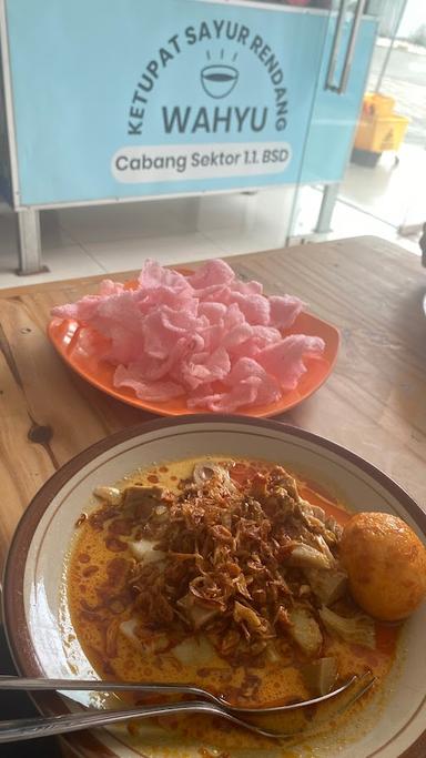 https://horego-prod-outlets-photos.s3.ap-southeast-3.amazonaws.com/horego.com/cisauk/restaurant/ketupat-sayur-rendang-wahyu/food/thumbnail/AF1QipO640K_XyfJp0YZNlaw6exwFydspa6OKw7zlQx8.jpg