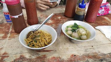 https://horego-prod-outlets-photos.s3.ap-southeast-3.amazonaws.com/horego.com/coblong/chinese-restaurant/mie-bakso-pangsit-mie-yamin-pangsit-cihampelas-recommended-/review/thumbnail/af1qipo5_ucisrwxpcqjewkyfl_6ikojvpx6obsepl_g.jpg