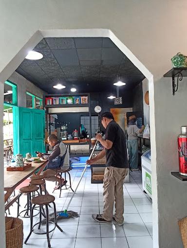 https://horego-prod-outlets-photos.s3.ap-southeast-3.amazonaws.com/horego.com/coblong/restaurant/bebek-ngarasan/review/thumbnail/af1qippf6skpbc4obrqcoi2bamqrjhn-m6aajjxkxxu5.jpg