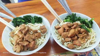 https://horego-prod-outlets-photos.s3.ap-southeast-3.amazonaws.com/horego.com/danurejan/restaurant/bakso-telkom-utomo/review/thumbnail/af1qipnodigaisoalrrfoqd55bmb1e6umdwshcplylkb.jpg