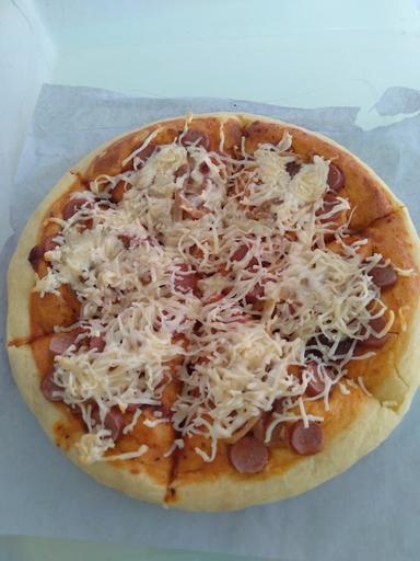 https://horego-prod-outlets-photos.s3.ap-southeast-3.amazonaws.com/horego.com/dau/bakery/malang-pizza/review/thumbnail/af1qippawtkabzroyroox4vef4b4vffatrfyihsutcgy.jpg