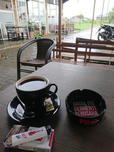 https://horego-prod-outlets-photos.s3.ap-southeast-3.amazonaws.com/horego.com/dau/coffee-shop/bian-s-cafe/review/thumbnail/af1qipnm5g1vv4tpjs15ifxgswwtpu70o9kapzw8ancw.jpg