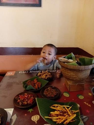 https://horego-prod-outlets-photos.s3.ap-southeast-3.amazonaws.com/horego.com/dau/restaurant/waroeng-spesial-sambal-ss-sengkaling/review/thumbnail/af1qippmlst9rn_cuyse_6hmg3l0btsr3n1stwesyjdc.jpg