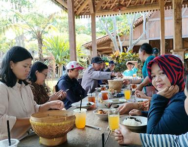 https://horego-prod-outlets-photos.s3.ap-southeast-3.amazonaws.com/horego.com/dau/restaurant/waroeng-tani-pan-java-mulyoagung/review/thumbnail/af1qiporenjrp2xhpcerlcrjef4zszceinerhovgnlsp.jpg