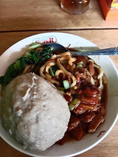 https://horego-prod-outlets-photos.s3.ap-southeast-3.amazonaws.com/horego.com/dayeuhkolot/restaurant/mie-ayam-bakso-jabrig/review/thumbnail/af1qipou8mzaebn9u37cayjmbpleqcn2_psf12puqbhh.jpg