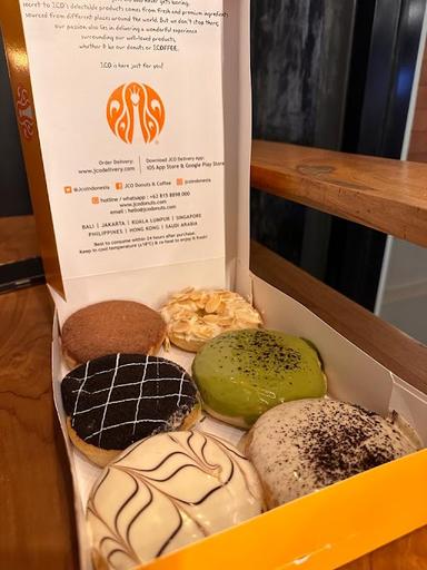 https://horego-prod-outlets-photos.s3.ap-southeast-3.amazonaws.com/horego.com/denpasar-barat/restaurant/j-co-donut-coffee-level-21-mall-bali/review/thumbnail/af1qipmfmlu5y7awfo8mmllio2ldccdf9fos80dmvfw0.jpg