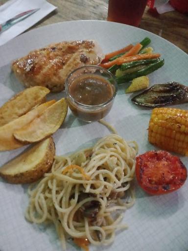 https://horego-prod-outlets-photos.s3.ap-southeast-3.amazonaws.com/horego.com/denpasar-barat/restaurant/pasta-house-uncle-baker/review/thumbnail/af1qipoztwdacpkfvp949v9wujwbibbqdhrnfcf2jtx4.jpg