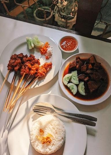 https://horego-prod-outlets-photos.s3.ap-southeast-3.amazonaws.com/horego.com/denpasar-barat/restaurant/sabo-sate-ayam-babi-oka-/review/thumbnail/af1qipnhb2y3dbskagky9gey4zpwbaakejt2ulegb_wu.jpg