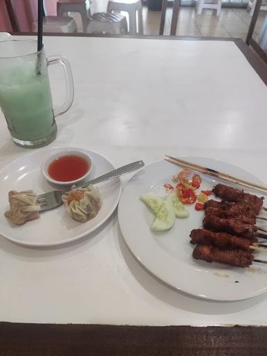 https://horego-prod-outlets-photos.s3.ap-southeast-3.amazonaws.com/horego.com/denpasar-barat/restaurant/sabo-sate-ayam-babi-oka-/review/thumbnail/af1qippob1-tvpp_19fp-vvzc7o-ct2bam0n7qxhd1ay.jpg