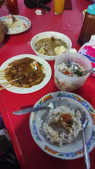 https://horego-prod-outlets-photos.s3.ap-southeast-3.amazonaws.com/horego.com/denpasar-barat/restaurant/sop-kaki-sate-kambing-tiga-saudara-abah-oman/review/thumbnail/af1qipmzblyu17utk-4c_lcs1z189s42qnat_okrukhu.jpg