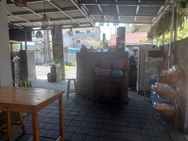 https://horego-prod-outlets-photos.s3.ap-southeast-3.amazonaws.com/horego.com/denpasar-timur/restaurant/bakso-kotak-niken/review/thumbnail/af1qipmengm9g6axtz6aa3pcewvdtgaa0hr2fhpd3ta5.jpg