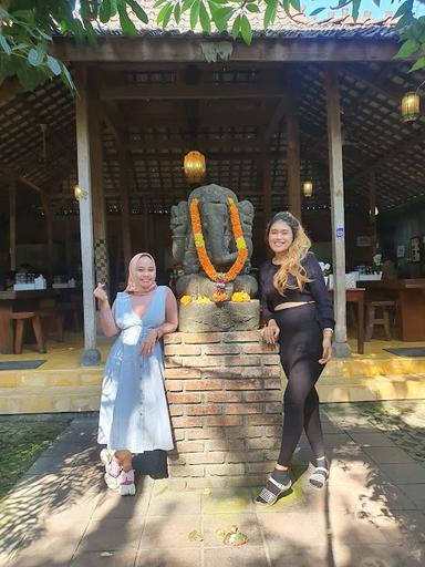 https://horego-prod-outlets-photos.s3.ap-southeast-3.amazonaws.com/horego.com/denpasar-timur/restaurant/gula-bali-the-joglo/review/thumbnail/af1qipmv7_sn-2x-8nzdlmugd_ptmjoa8if4ibpvfdgx.jpg