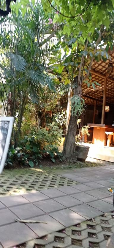 https://horego-prod-outlets-photos.s3.ap-southeast-3.amazonaws.com/horego.com/denpasar-timur/restaurant/gula-bali-the-joglo/review/thumbnail/af1qipmzqctkgdew3de2jxwouexyjy2emxdogd47acps.jpg