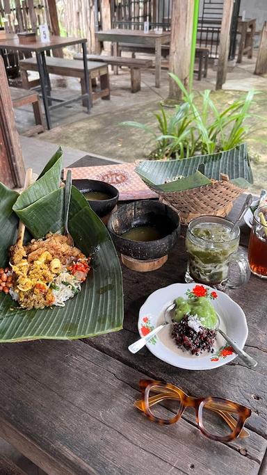 https://horego-prod-outlets-photos.s3.ap-southeast-3.amazonaws.com/horego.com/denpasar-timur/restaurant/nasi-t-kor-badak/review/thumbnail/af1qippxanjylnrk_8249z0lmurnes8rmrpm_3uga-8x.jpg