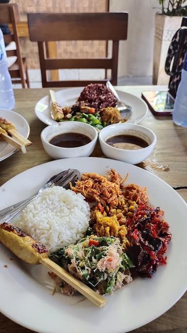 https://horego-prod-outlets-photos.s3.ap-southeast-3.amazonaws.com/horego.com/denpasar-timur/restaurant/rumah-makan-kedaton/review/thumbnail/af1qippxlnuqagshe9u94g9el7zk9zub_agnxtaa2sgu.jpg