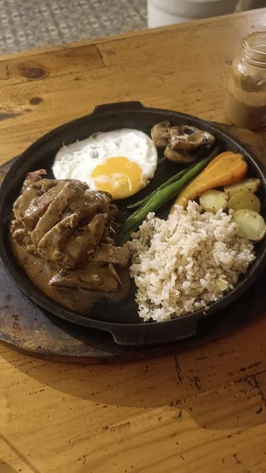 https://horego-prod-outlets-photos.s3.ap-southeast-3.amazonaws.com/horego.com/denpasar-timur/restaurant/steak-time-tantular/review/thumbnail/af1qipo1mwzqsc4omca1bgiptq59hayylm6anvbj63hm.jpg