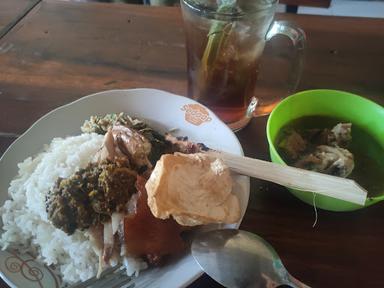 https://horego-prod-outlets-photos.s3.ap-southeast-3.amazonaws.com/horego.com/denpasar-timur/restaurant/warung-wenten-babi-guling/review/thumbnail/af1qipobo6ufjbatfucwayud13g39_pal-jlivq8bt3w.jpg