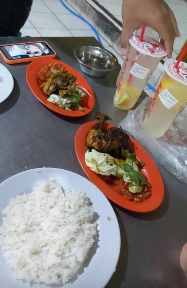 https://horego-prod-outlets-photos.s3.ap-southeast-3.amazonaws.com/horego.com/denpasar-utara/restaurant/ayam-bakar-wo-ai-ni/review/thumbnail/af1qippcnzy_xwv5yvz_uftbtglwpumbfo_xu9fntrqh.jpg