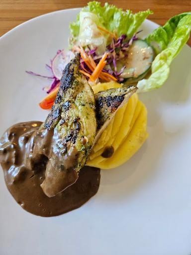 https://horego-prod-outlets-photos.s3.ap-southeast-3.amazonaws.com/horego.com/denpasar-utara/restaurant/limestones-bali-restaurant/review/thumbnail/af1qipoat8axqn83km4i5qqnv2w077uwylasa7v8cvlg.jpg