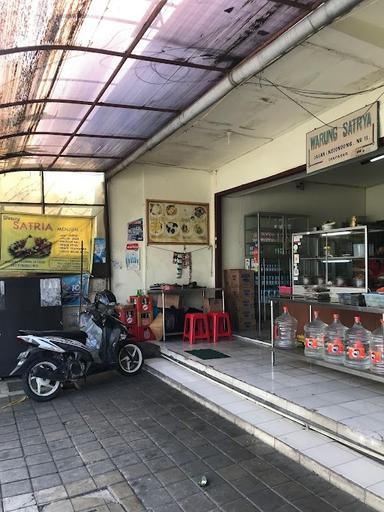 https://horego-prod-outlets-photos.s3.ap-southeast-3.amazonaws.com/horego.com/denpasar-utara/restaurant/warung-satria/review/thumbnail/af1qipotl6fhp0b5sjw8vk8wwn7r4oazdvb6r9lrg25k.jpg