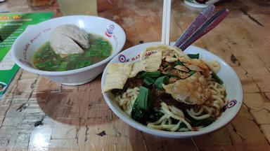 https://horego-prod-outlets-photos.s3.ap-southeast-3.amazonaws.com/horego.com/depok/restaurant/mie-ayam-bakso-spesial-ceker-mas-b/review/thumbnail/af1qippnoikfzo9p2dtw3mtzfzwimytndh7vjzn6imcb.jpg