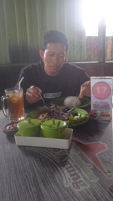 https://horego-prod-outlets-photos.s3.ap-southeast-3.amazonaws.com/horego.com/driyorejo/restaurant/lesehan-rejo-agung/review/thumbnail/af1qipob-m9s8qmfnfraoxsiktuehvnjpccm81cvvvp0.jpg