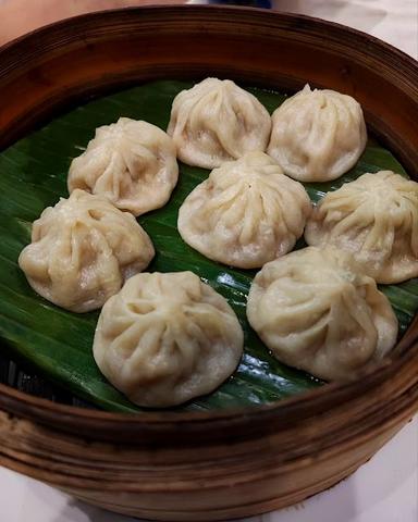 https://horego-prod-outlets-photos.s3.ap-southeast-3.amazonaws.com/horego.com/dukuh-pakis/chinese-restaurant/3-6-9-shanghai-dumpling-noodle/review/thumbnail/af1qipnkra9dhwaynb298r33qctuncwlro9wljrp-z-k.jpg