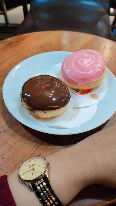 https://horego-prod-outlets-photos.s3.ap-southeast-3.amazonaws.com/horego.com/duren-sawit/cafe/jco-donuts-coffee/review/thumbnail/af1qipofvcoscntmhoaqe3qmjdbp1xgxsyfhjshoivhy.jpg