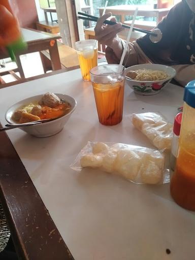 https://horego-prod-outlets-photos.s3.ap-southeast-3.amazonaws.com/horego.com/duren-sawit/restaurant/bakso-ojolali-mas-triman/review/thumbnail/af1qipm30cby2jtkomjhathzbewadm3m7wearks6sb8.jpg