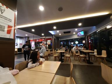 https://horego-prod-outlets-photos.s3.ap-southeast-3.amazonaws.com/horego.com/duren-sawit/restaurant/kfc-rest-area-km-6b-jakarta-cikampek/review/thumbnail/af1qipnt4eaqovoc7xroi_tcpilqub0oopx2leamvqi8.jpg